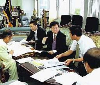 日本村上醫學大學董事會及校長與本組織總會長研商各種國際考試