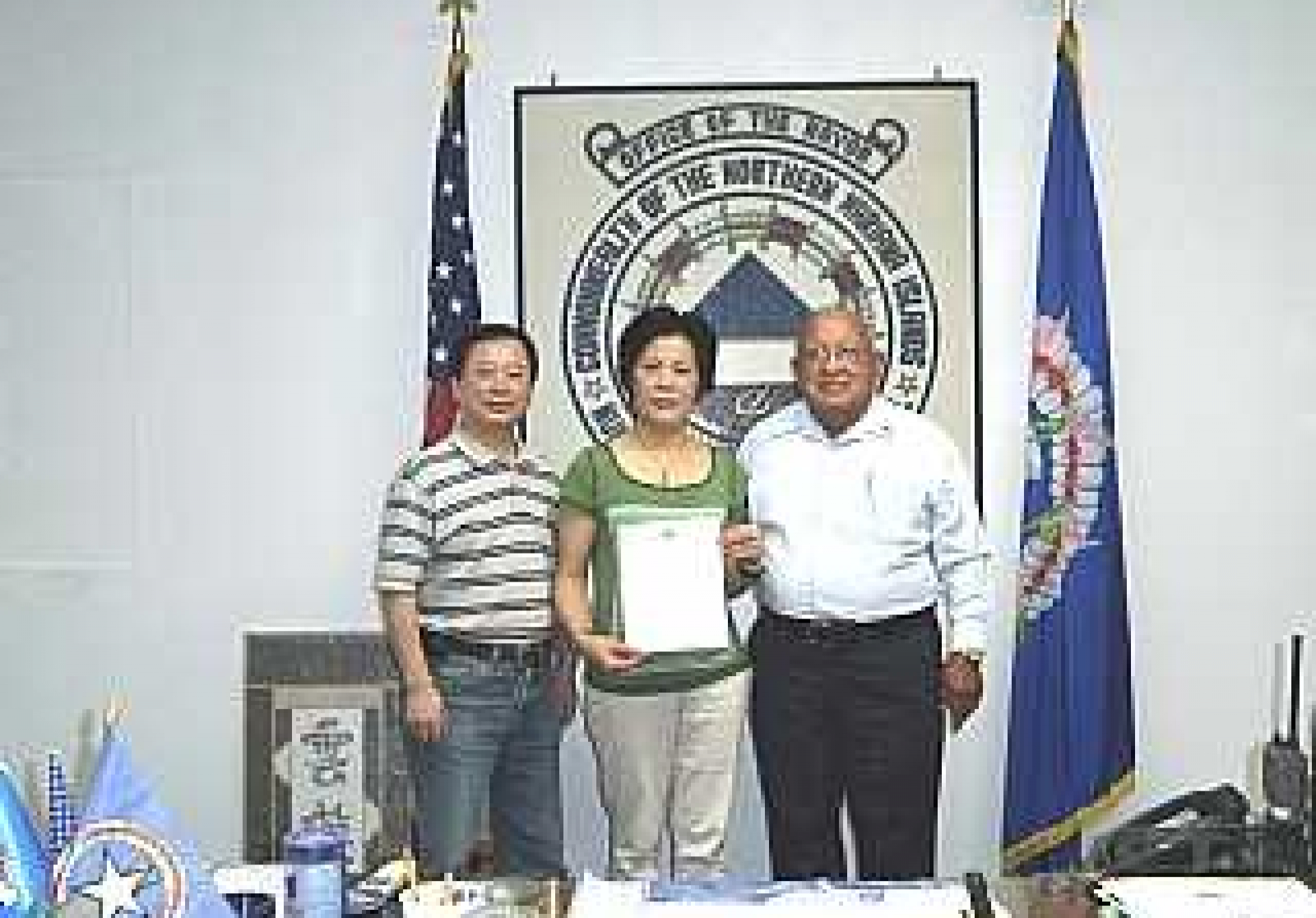 	塞班市長與駐台灣宋代表頒發感謝狀