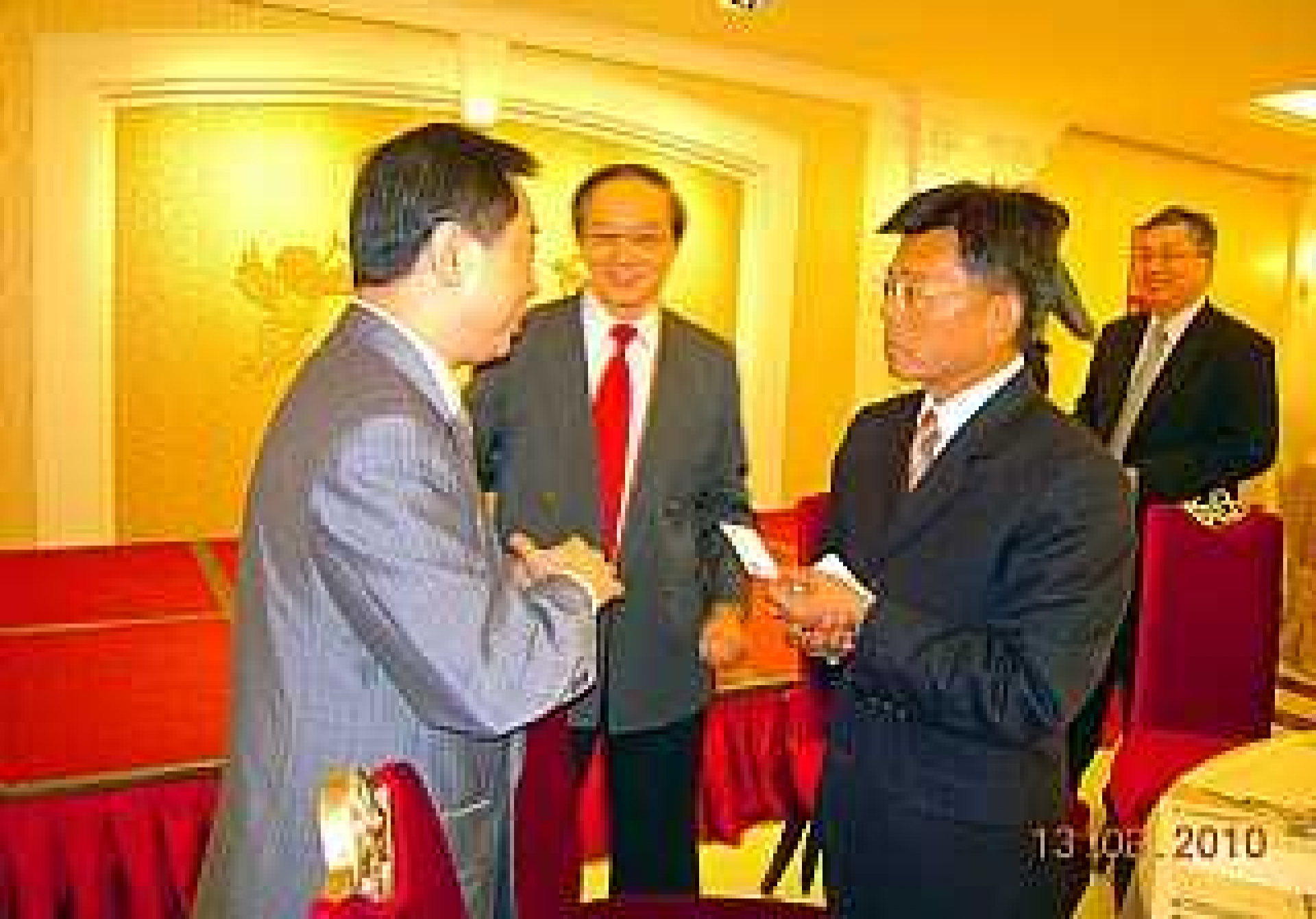  "台灣醫療美容觀光元年 "大會,曹賜彬理事長介紹宋代表與楊秋興縣長互換名片 