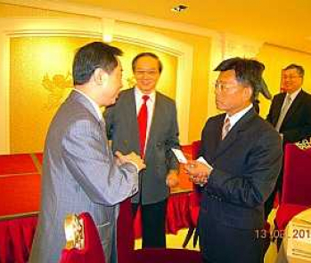  "台灣醫療美容觀光元年 "大會,曹賜彬理事長介紹宋代表與楊秋興縣長互換名片 